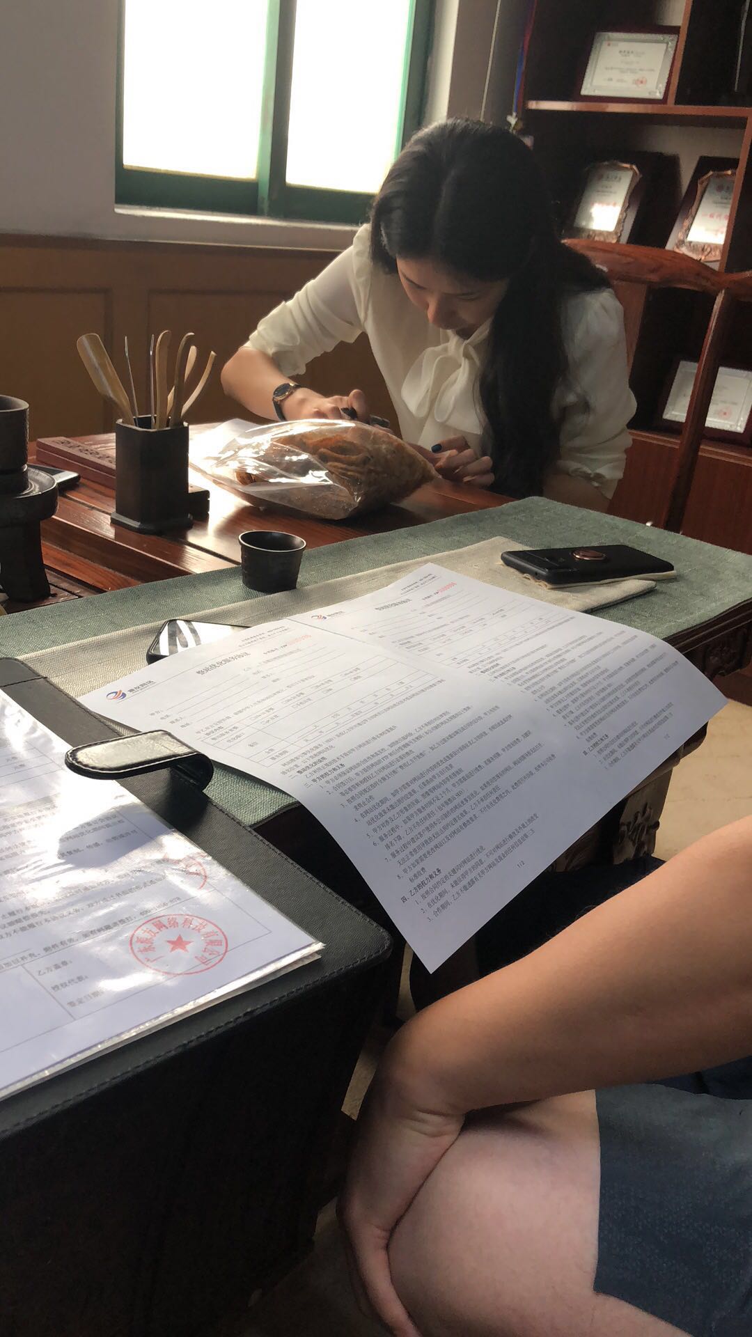 张总签约.jpg